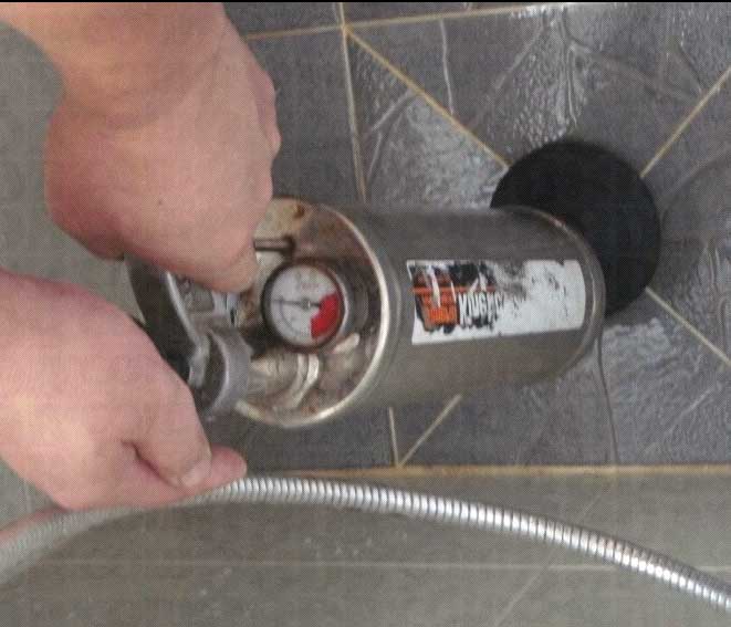把注浆机内的注浆液通过高压灌入到漏水部位